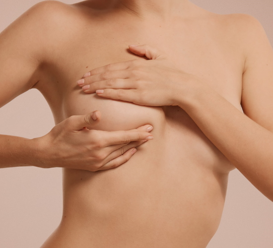 Redonnez forme et réalisme à votre poitrine grâce à nos prothèses d’aréoles en silicone 3D, sur mesure ou prêtes à porter, effet seconde peau garanti.